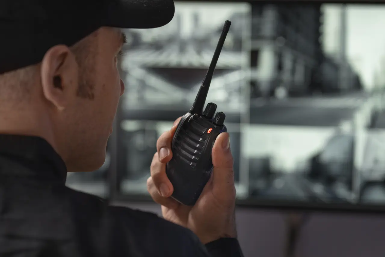 Foto de segurança falando ao comunicador walktalk